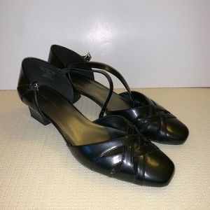 COVINGTON BLACK HEELS: SIZE: 9 1/2